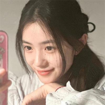 穿黄睡衣的女孩